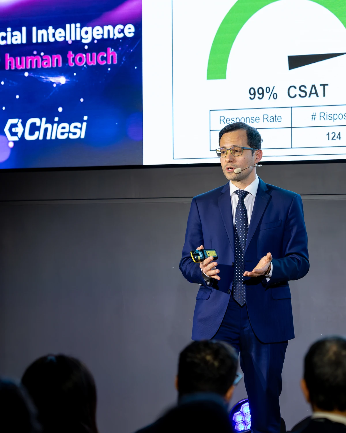 Daniele Stragapede durante un keynote sull’intelligenza artificiale